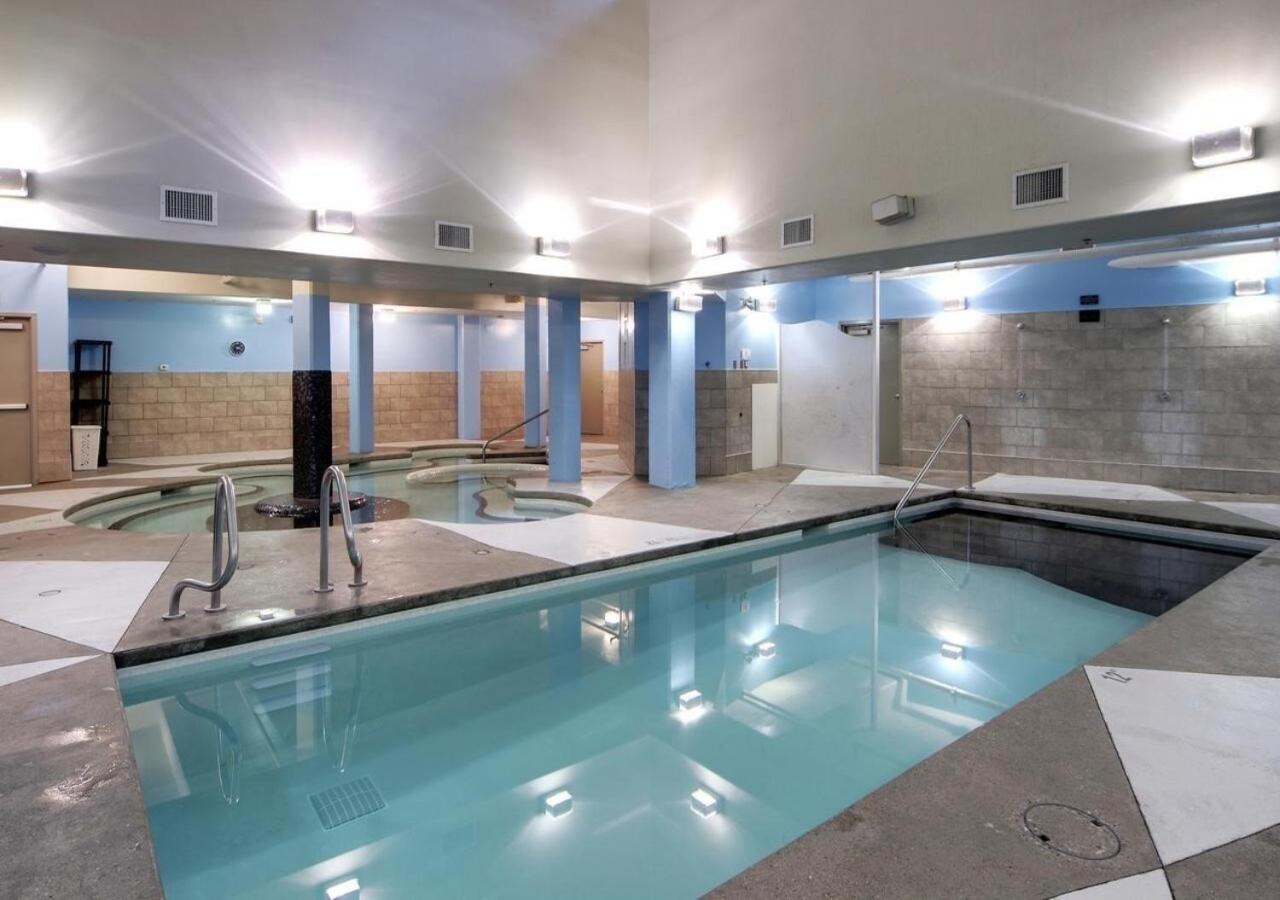 Penthouse At Solar A Resort And Spa 캔모어 외부 사진